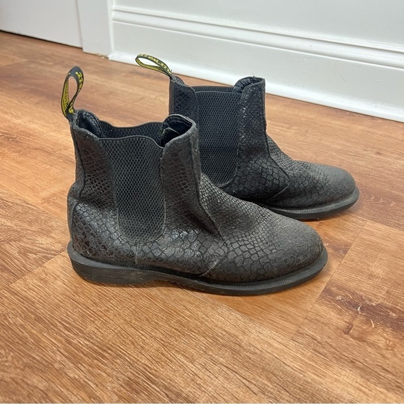 Dr Martens FLORA SNAKE-PATTERN CHELSEA BOOTS BLACK - Picture 3 of 10